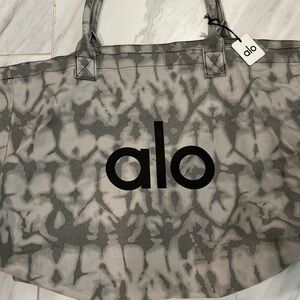 Women’s Alo light camo print